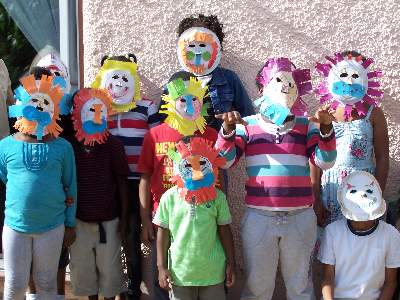 kids wearing paper plate lion masks