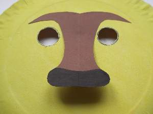 make a paper plate lion nose