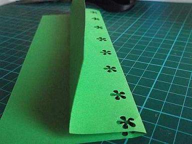making green paper lantern