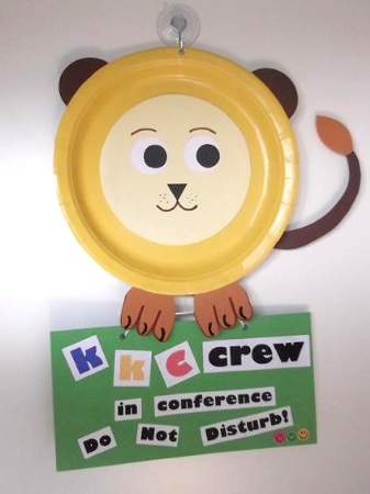 paper plate lion with door tag